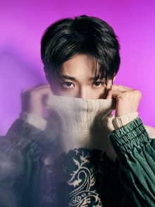 赖冠霖最新封面大片释出 光影变幻肆意生